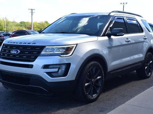 Used 2017 Ford Explorer XLT w/ Equipment Group 202A AWD/4WD image 14