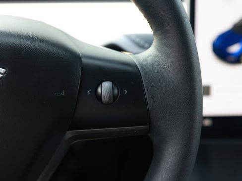 Used 2021 Tesla Model Y Long Range AWD/4WD image 31
