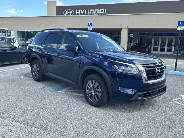 Used 2025 Nissan Pathfinder SV FWD image 4