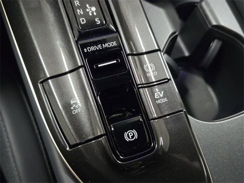 New 2025 Toyota Crown Signia image 4