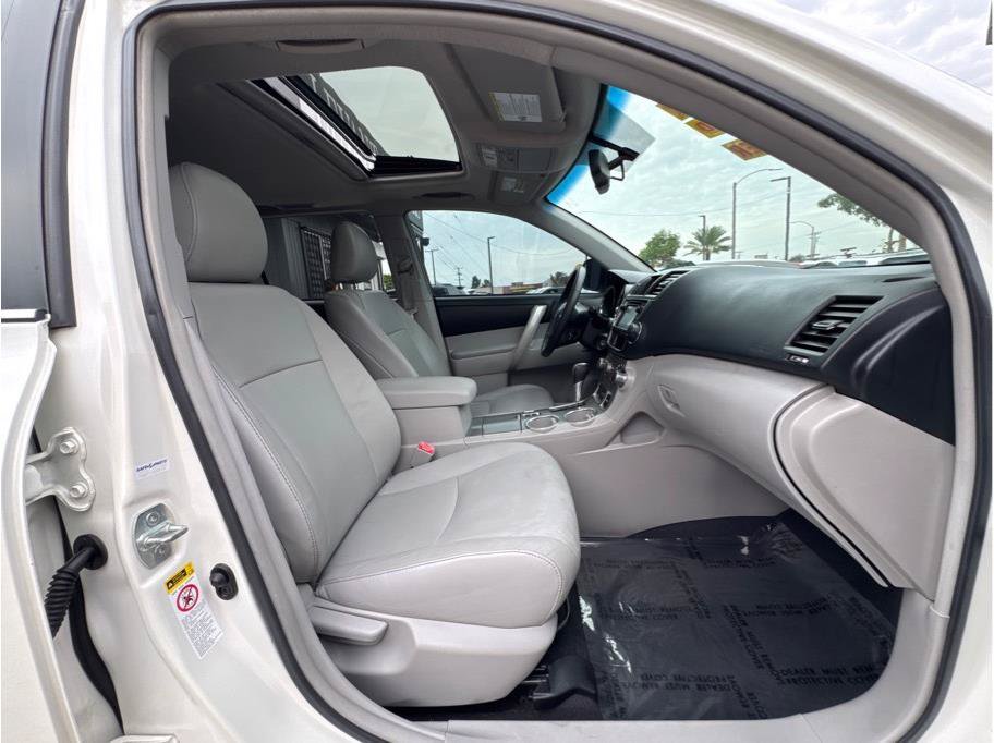 Used 2013 Toyota Highlander SE FWD image 28