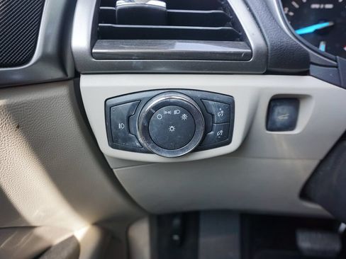 Used 2017 Ford Fusion SE FWD image 4