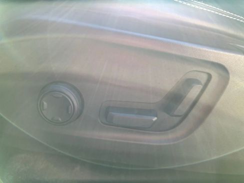 Used 2019 Volvo XC40 T5 R-Design image 10