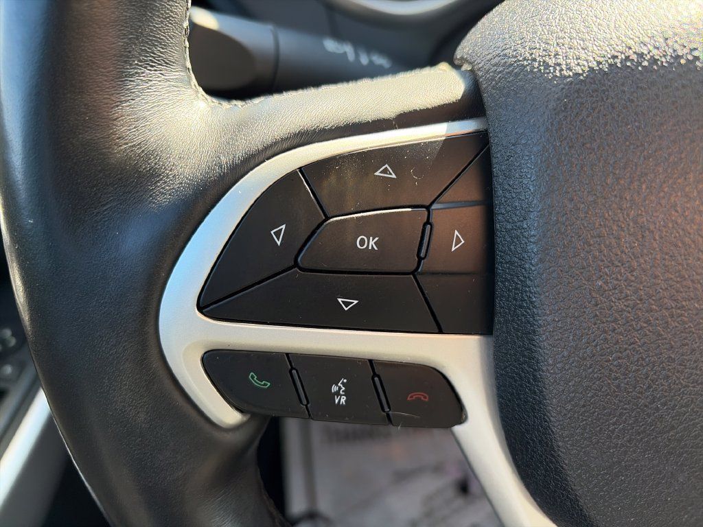 Used 2018 Jeep Cherokee Latitude Plus w/ Cold Weather Group AWD/4WD image 13