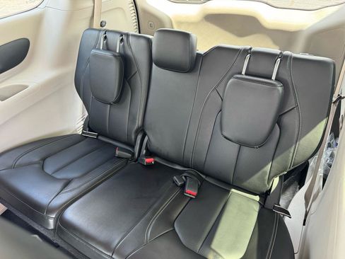 Used 2023 Chrysler Pacifica Touring-L FWD image 18