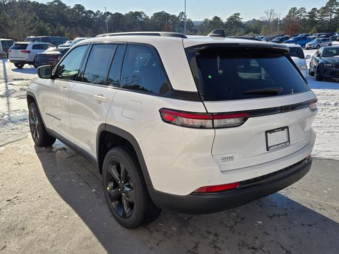 New 2025 Jeep Grand Cherokee Altitude image 5