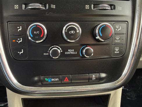 Used 2016 Dodge Grand Caravan SXT w/ Rear Park Assist Package image 42