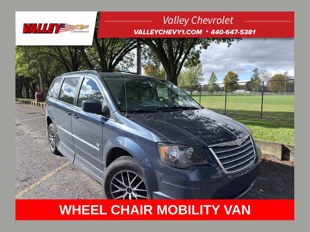 Used 2009 Chrysler Town & Country Touring FWD image 1