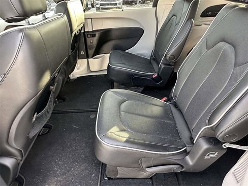 Used 2022 Chrysler Pacifica Limited image 13