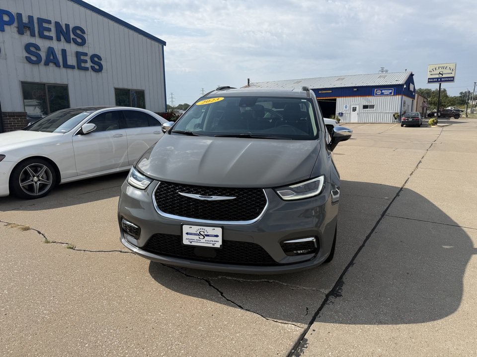 Used 2023 Chrysler Pacifica Limited FWD image 2