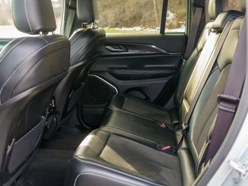 Used 2022 Jeep Grand Cherokee Altitude image 12