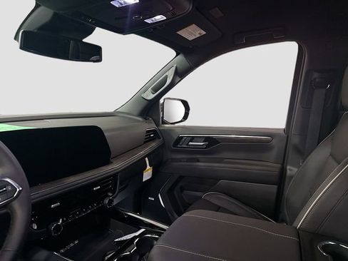 New 2025 Chevrolet Suburban Premier image 25