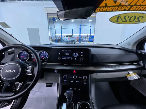 Used 2024 Kia Carnival LX FWD image 23