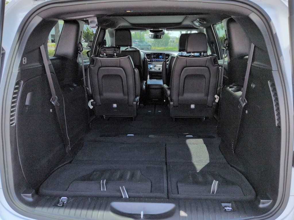 Used 2026 Chrysler Pacifica Limited FWD image 13
