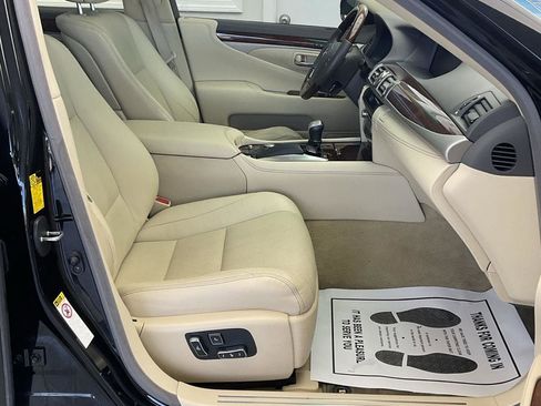 Used 2013 Lexus LS 460 AWD w/ Comfort Pkg image 12