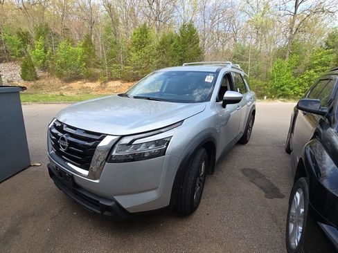 Used 2022 Nissan Pathfinder SV image 3