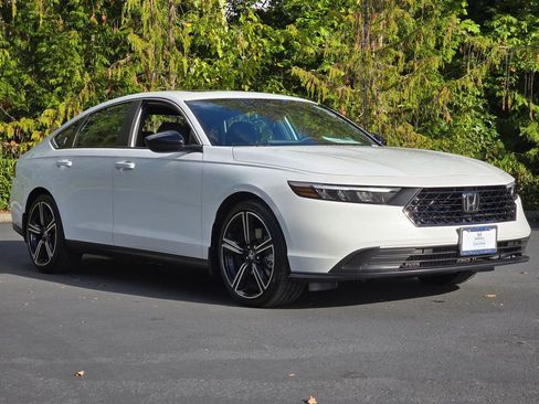 Used 2025 Honda Accord Sport image 3