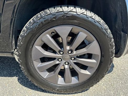 Used 2019 Jeep Cherokee High Altitude AWD/4WD image 12