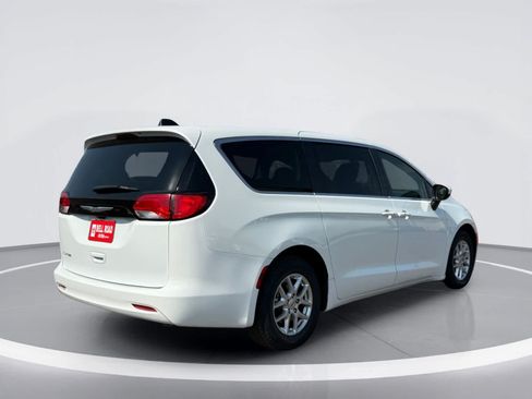 Used 2022 Chrysler Voyager LX FWD image 9