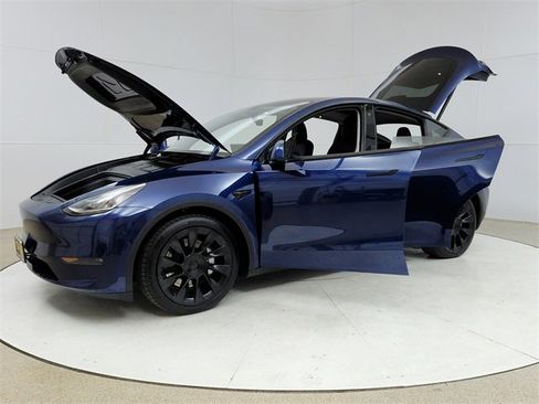 Used 2021 Tesla Model Y Long Range image 10
