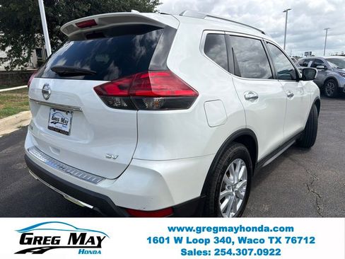 Used 2017 Nissan Rogue SV w/ SV Family Package FWD image 3