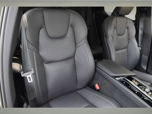 Certified 2025 Volvo XC60 B5 Ultra w/ Protection Package Premier image 31