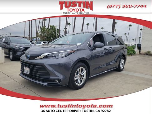 Used 2025 Toyota Sienna XLE w/ XLE Plus Package AWD/4WD image 1