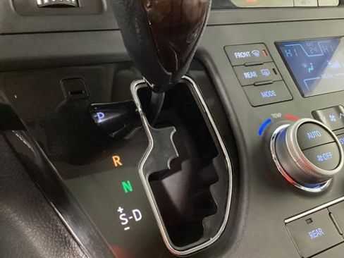 Used 2017 Toyota Sienna Limited Premium image 26
