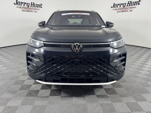 Used 2025 Volkswagen Tiguan SEL R-Line AWD/4WD image 4