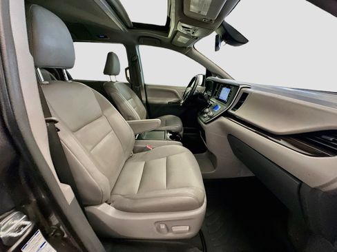Used 2019 Toyota Sienna XLE w/ XLE Navigation Package AWD/4WD image 33