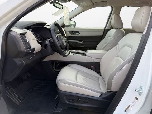 Used 2023 Nissan Pathfinder SL w/ Lighting Package (N92) image 9