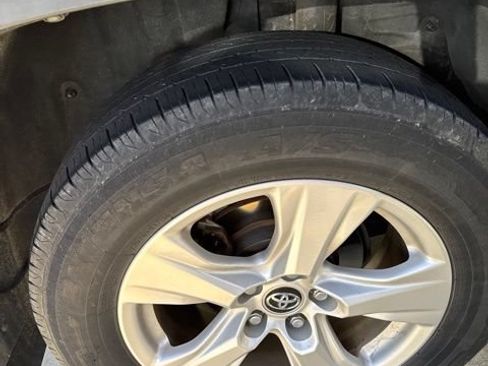 Used 2019 Toyota RAV4 XLE w/ Convenience Package FWD image 18