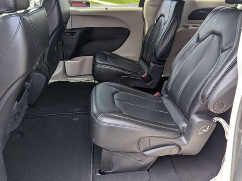 Used 2023 Chrysler Pacifica Touring-L FWD image 22