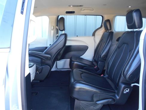 Used 2024 Chrysler Pacifica Touring-L FWD image 7