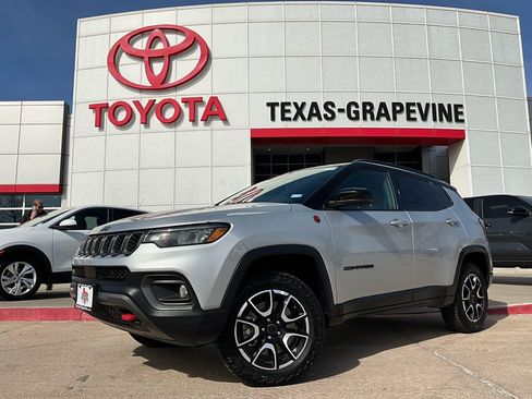 Used 2025 Jeep Compass Trailhawk image 2