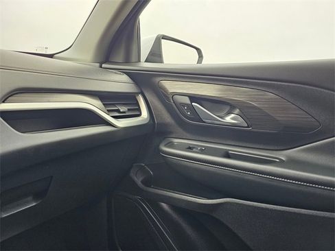 Used 2024 GMC Terrain SLE image 27