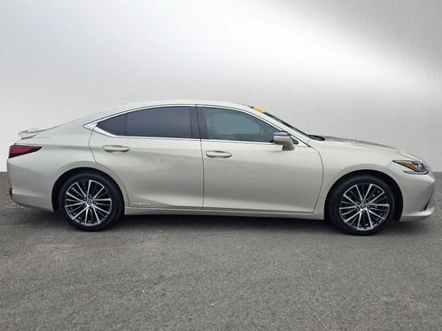 Used 2022 Lexus ES 300h w/ Premium Package image 2