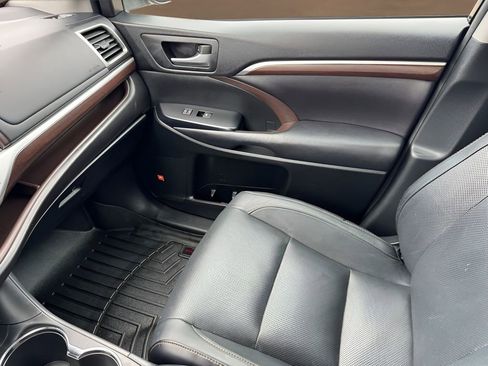 Used 2016 Toyota Highlander Limited Platinum AWD/4WD image 32