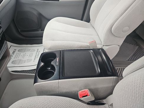Used 2013 Toyota Sienna LE image 19