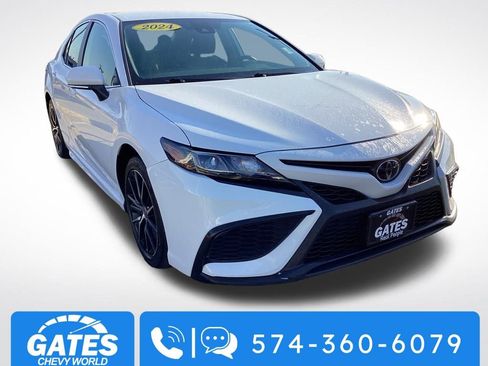Used 2024 Toyota Camry SE image 1