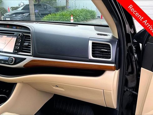 Certified 2019 Toyota Highlander Limited AWD/4WD image 27
