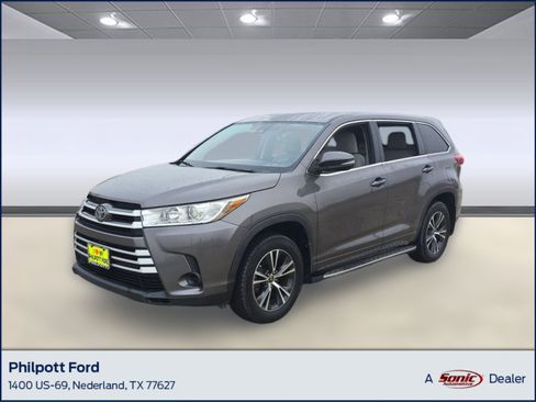 Used 2017 Toyota Highlander LE image 1