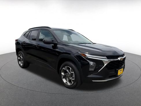 Used 2025 Chevrolet Trax LT FWD image 2