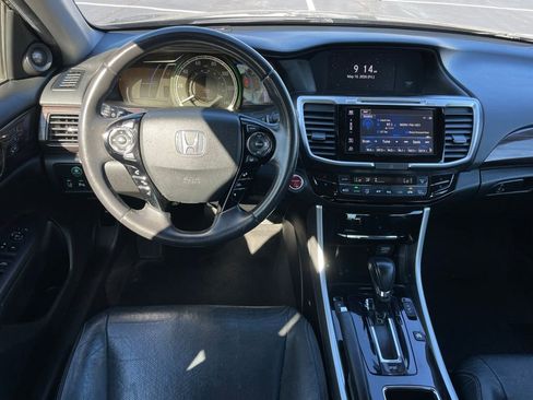 Used 2017 Honda Accord Touring image 11