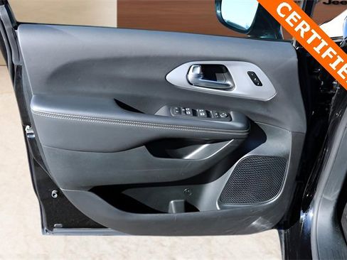 Used 2025 Chrysler Pacifica Limited image 11