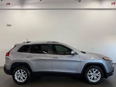 Used 2015 Jeep Cherokee Latitude w/ Comfort/Convenience Group FWD image 2