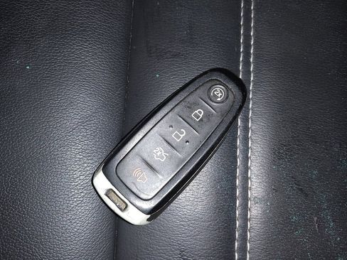 Used 2019 Ford Escape Titanium image 32