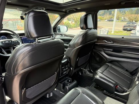 Used 2024 Jeep Grand Cherokee L Limited w/ Luxury Tech Group II AWD/4WD image 32