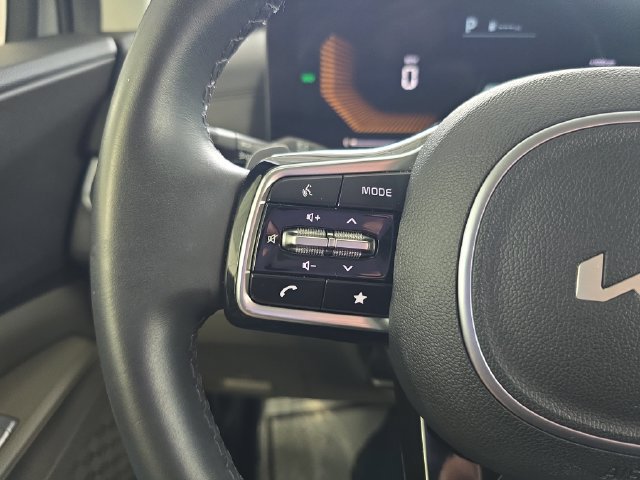 Used 2025 Kia Carnival EX FWD image 19