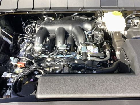 New 2025 Nissan Pathfinder S image 9